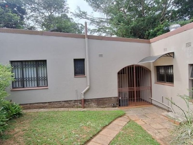 Two Bedroom Two Bathroom Townhouse! - Photo 2