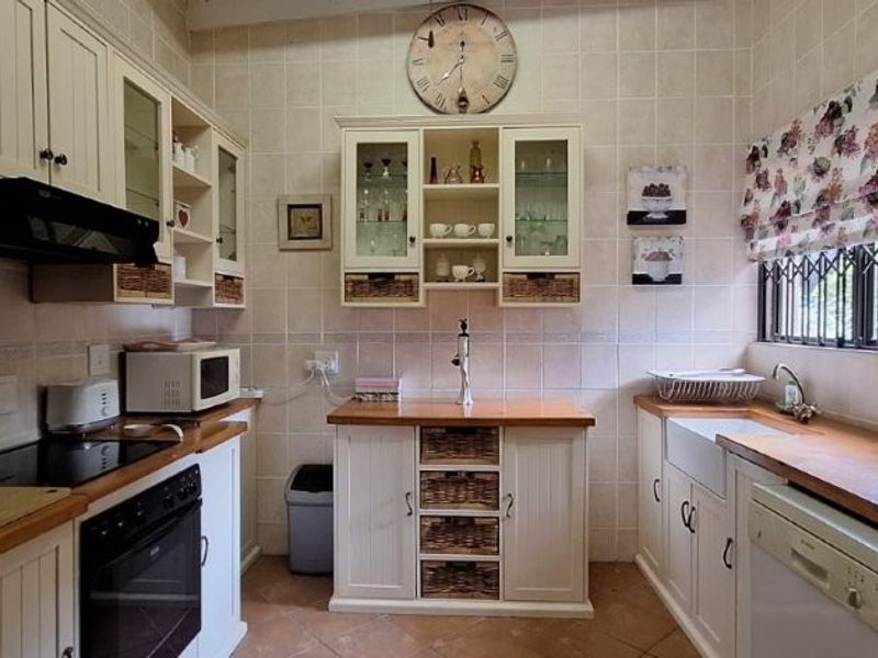 Two Bedroom Two Bathroom Townhouse! - Photo 9