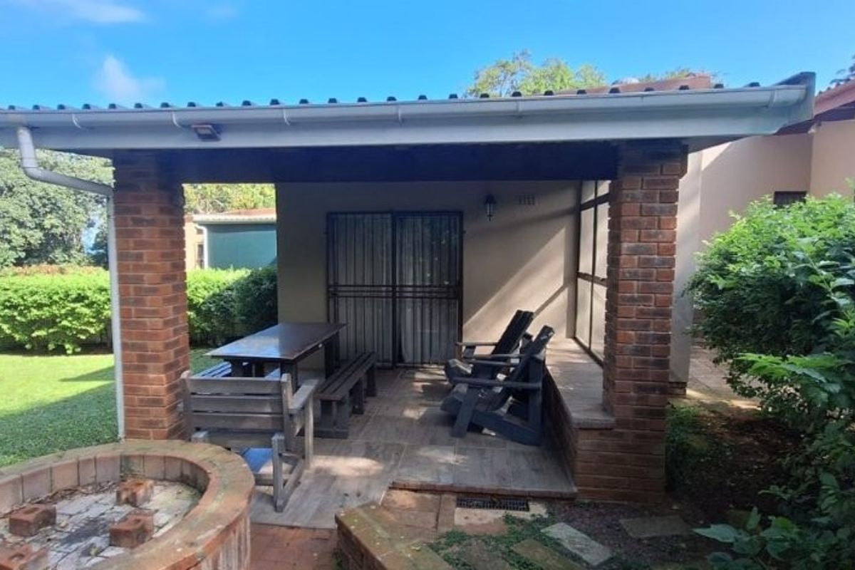 Two Bedroom Two Bathroom Townhouse! - Photo 3