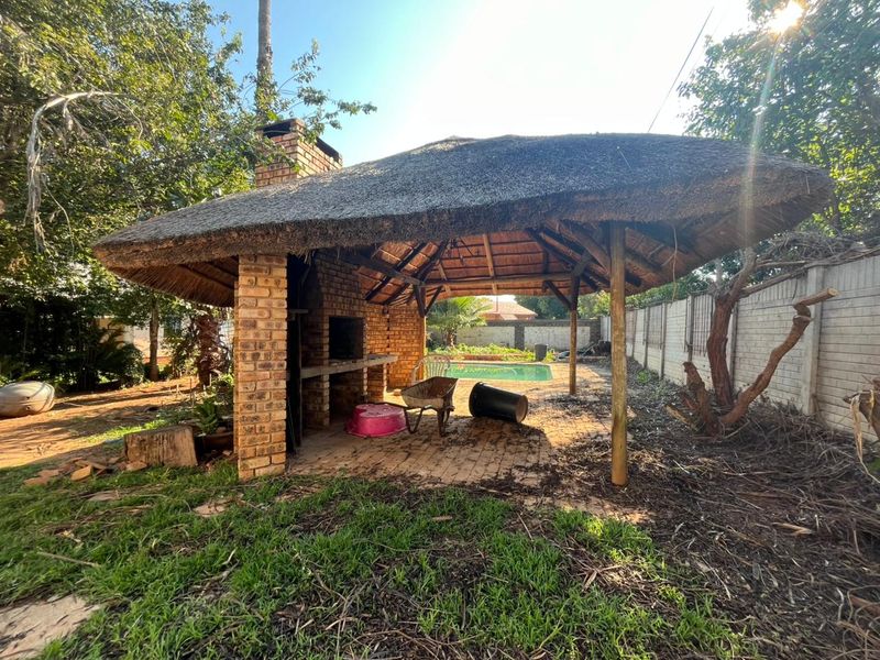 Cozy Bachelor Apartment with Communal Braai Area - Photo 8