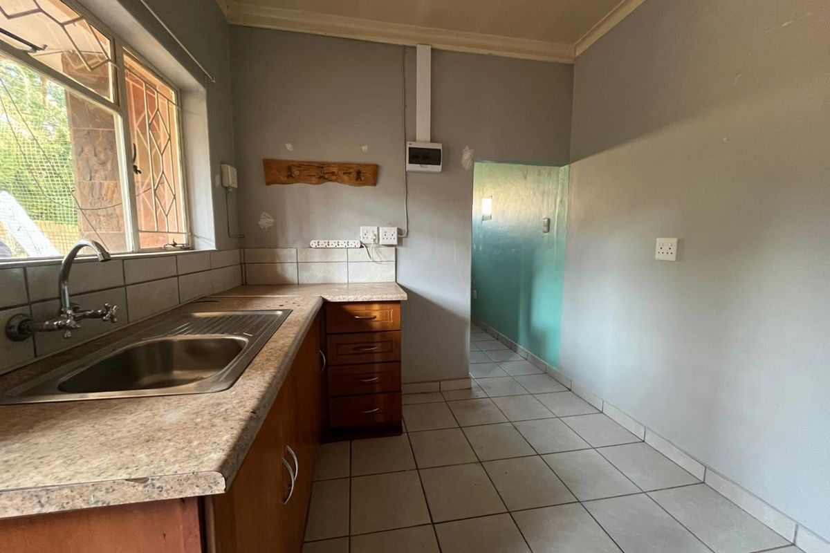 Cozy Bachelor Apartment with Communal Braai Area - Photo 2