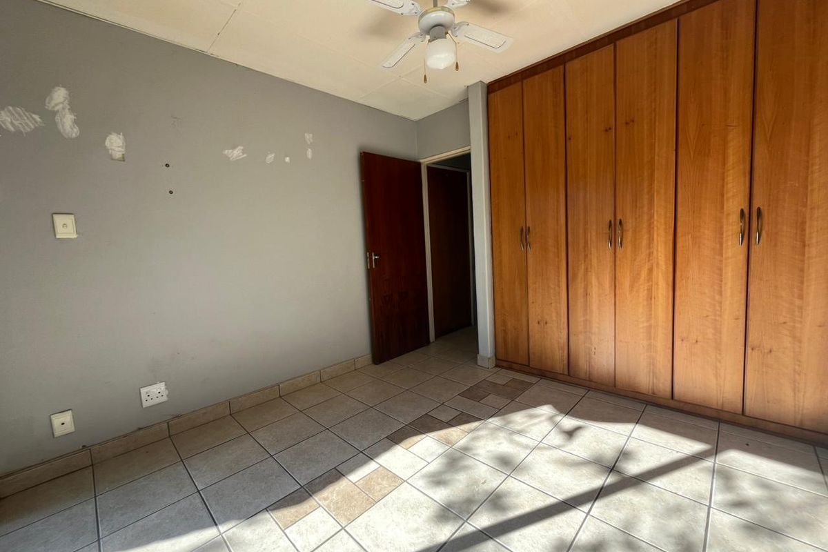 Spacious Bachelor Apartment with Private Garden - Photo 4