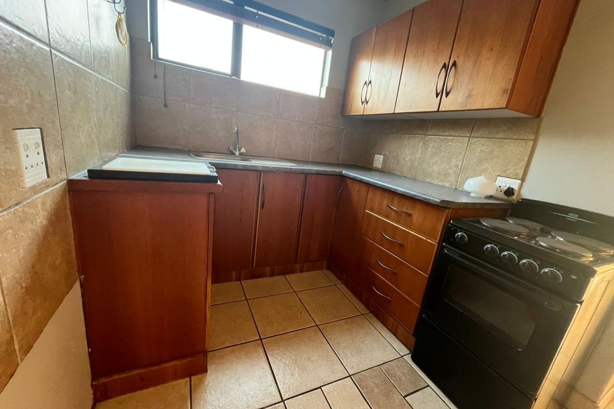 Spacious Bachelor Apartment with Private Garden - Photo 5