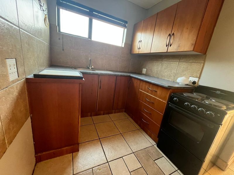 Spacious Bachelor Apartment with Private Garden - Photo 5