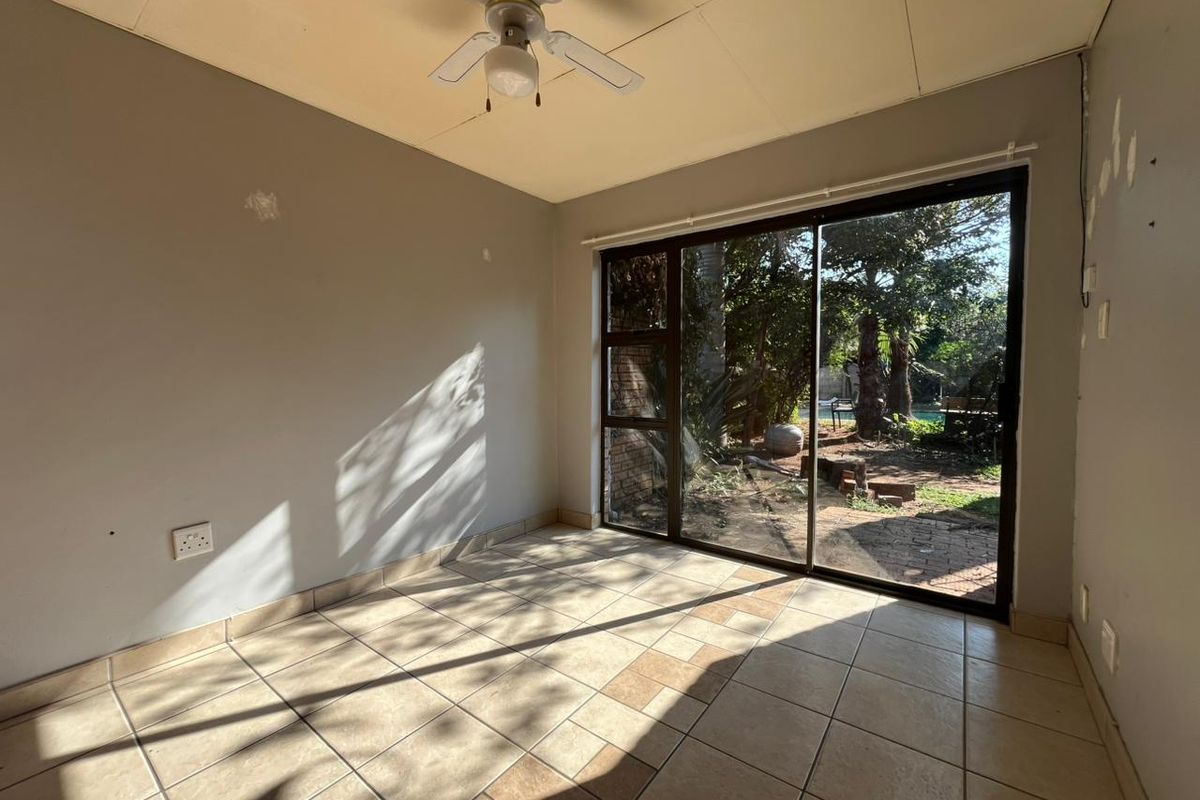 Spacious Bachelor Apartment with Private Garden - Photo 2