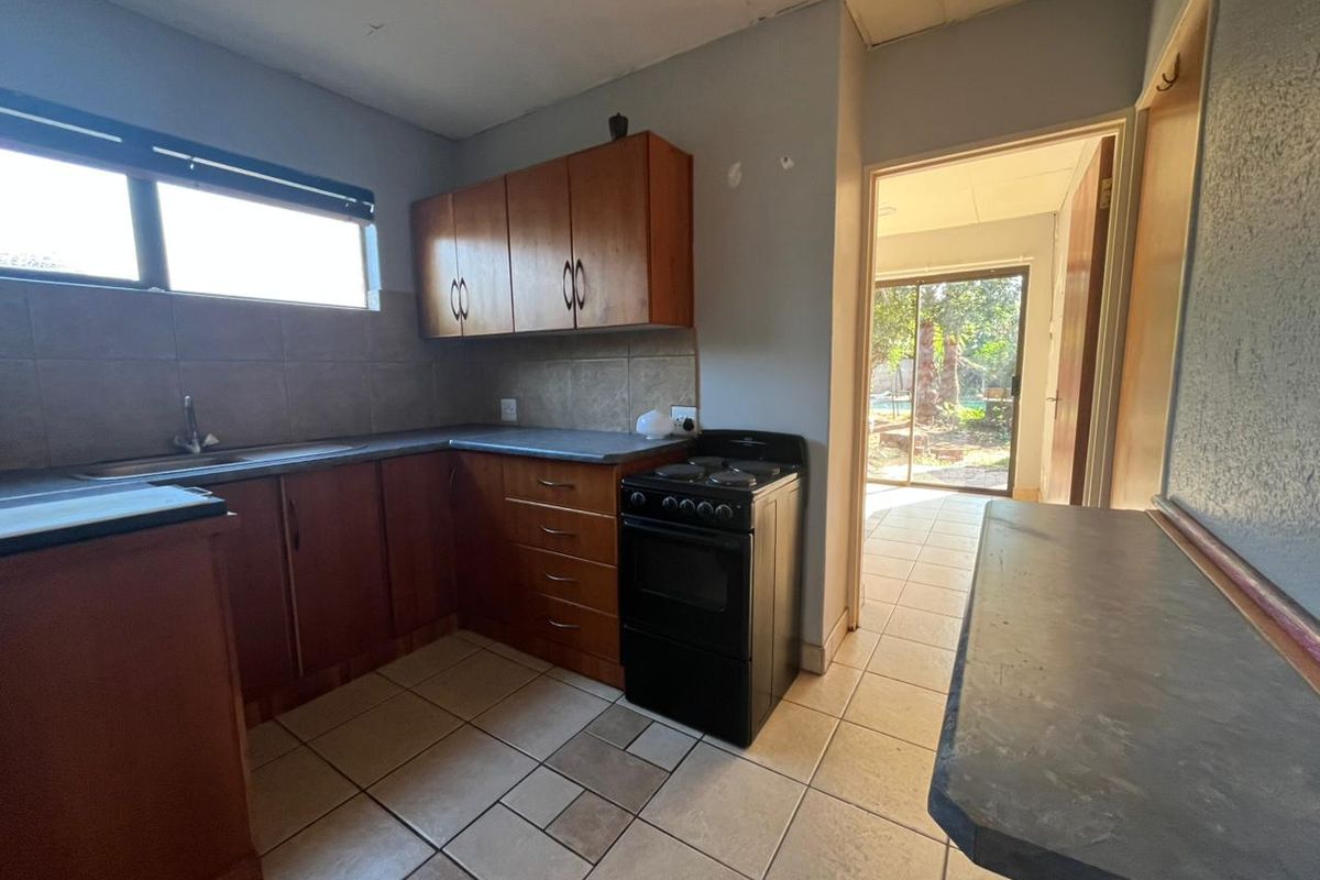 Spacious Bachelor Apartment with Private Garden - Photo 3