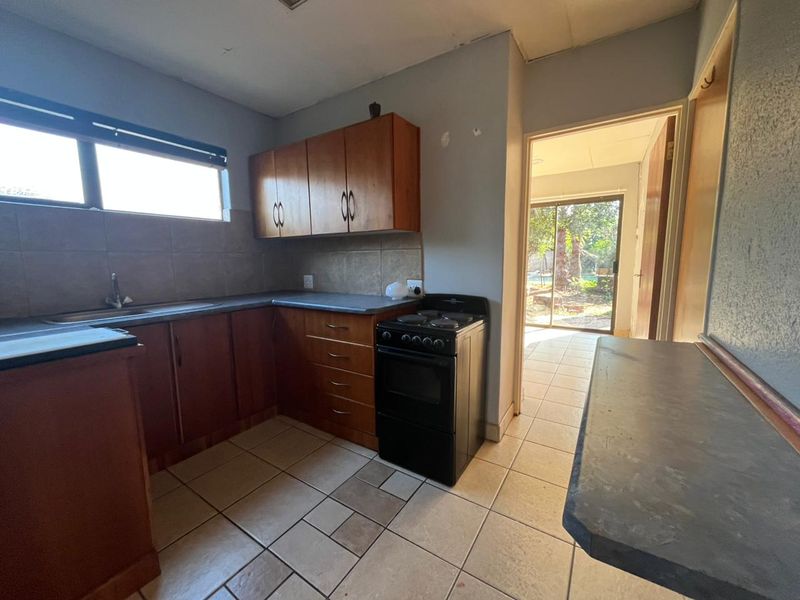 Spacious Bachelor Apartment with Private Garden - Photo 3