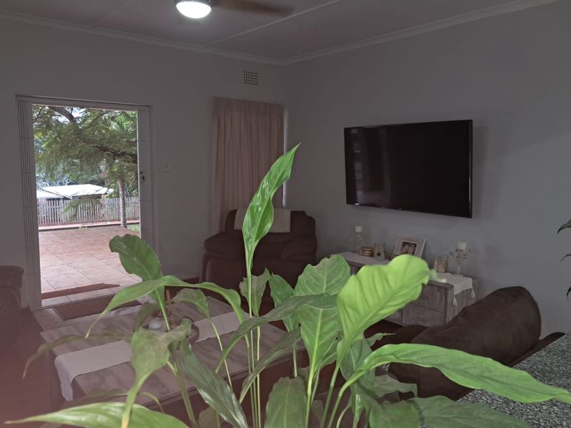 Stunning 3 Bedroom Family Home with Income-Generating Granny Flat & Office - Photo 6