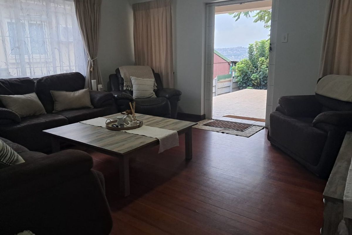 Stunning 3 Bedroom Family Home with Income-Generating Granny Flat & Office - Photo 5