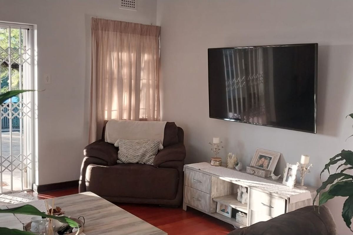 Stunning 3 Bedroom Family Home with Income-Generating Granny Flat & Office - Photo 3