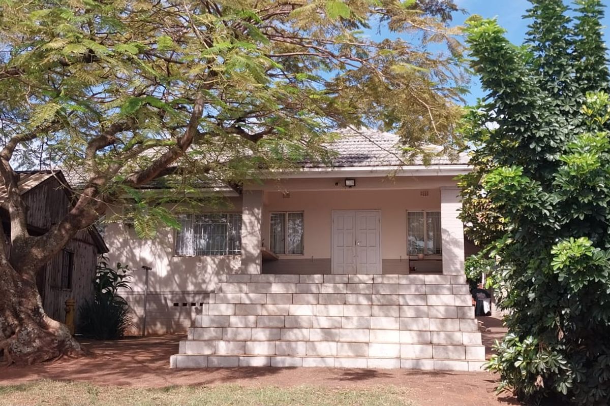 Stunning 3 Bedroom Family Home with Income-Generating Granny Flat & Office - Photo 2