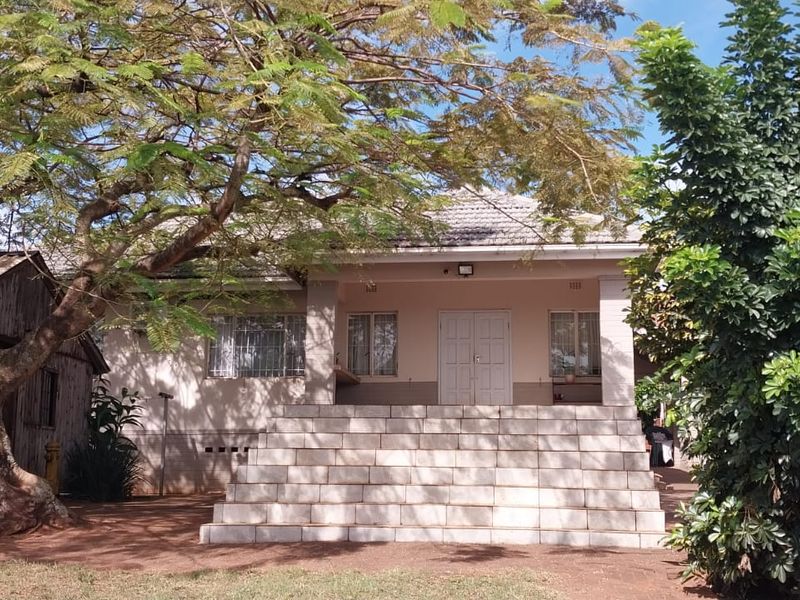 Stunning 3 Bedroom Family Home with Income-Generating Granny Flat & Office - Photo 2