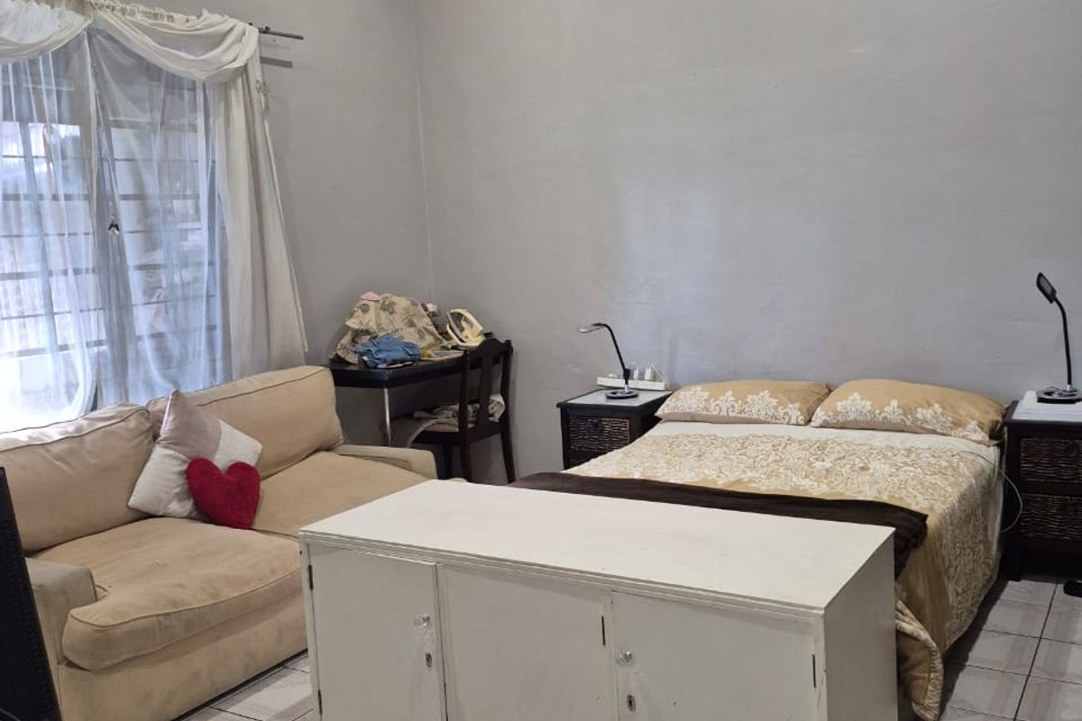 4-Bedroom Home in Woodstock - Photo 2