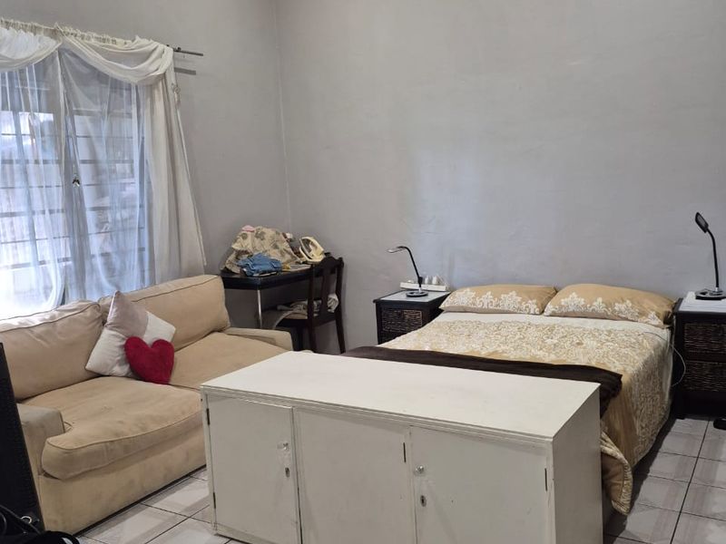 4-Bedroom Home in Woodstock - Photo 2