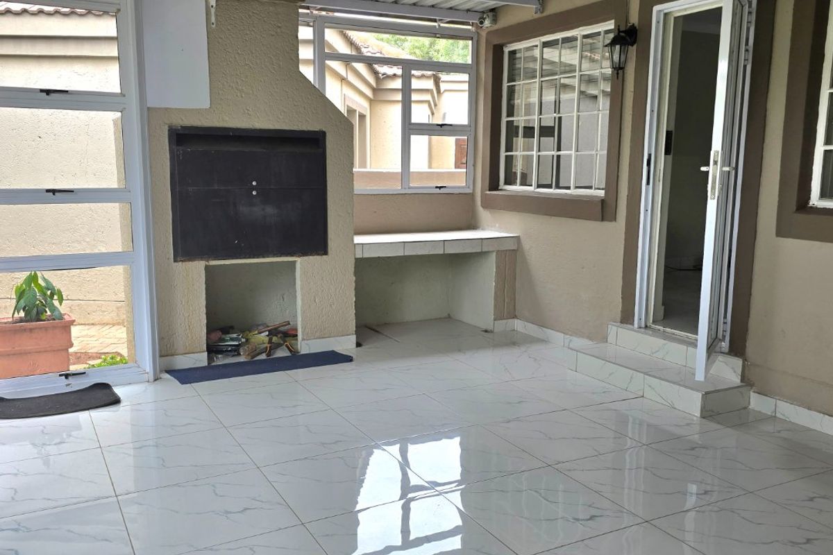 BEAUTIFUL DUPLEX IN WELL MAINTAINED COMPLEX - Photo 3