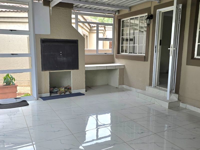 BEAUTIFUL DUPLEX IN WELL MAINTAINED COMPLEX - Photo 3