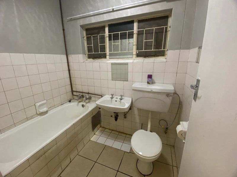 2 Bedroom Apartment in Sunnyside - Photo 5