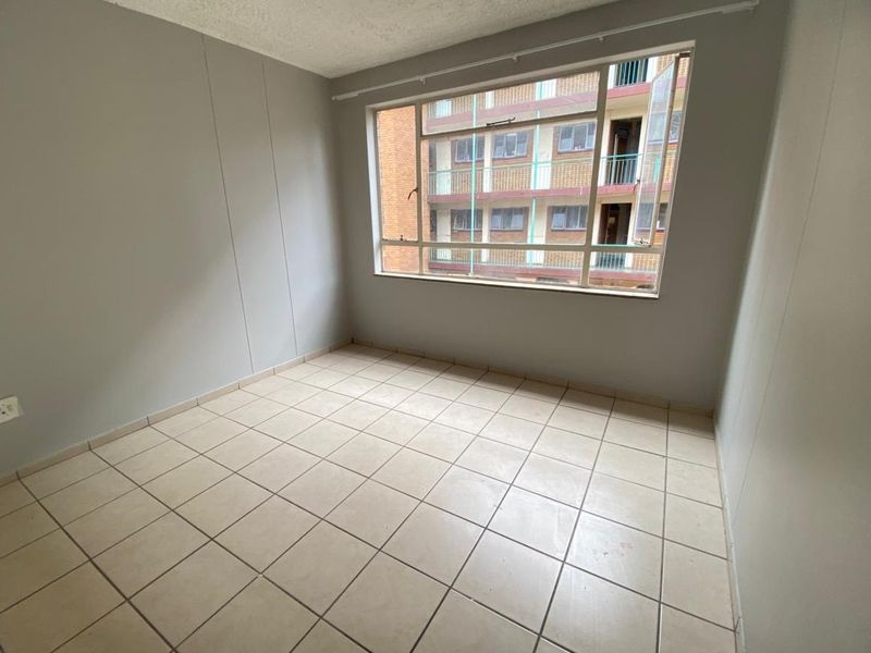 2 Bedroom Apartment in Sunnyside - Photo 3