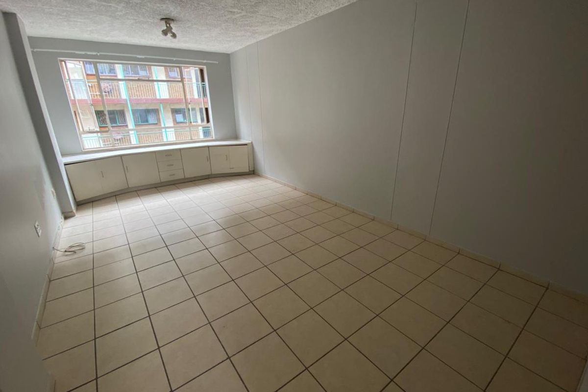 2 Bedroom Apartment in Sunnyside - Photo 2