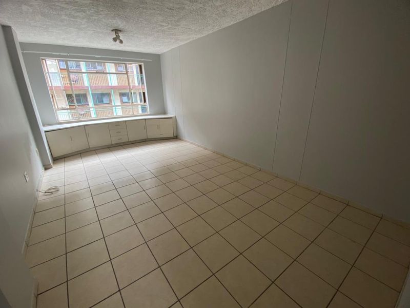 2 Bedroom Apartment in Sunnyside - Photo 2