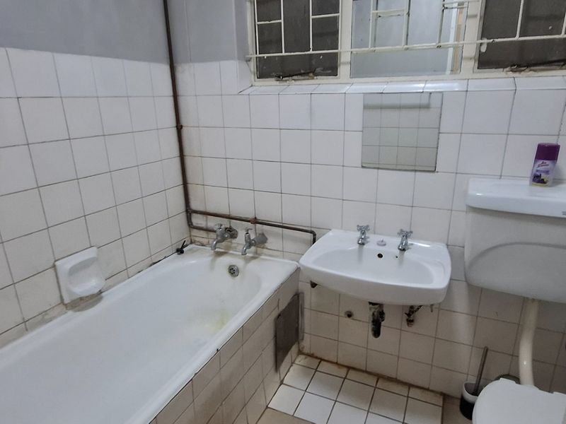 2 Bedroom Apartment in Sunnyside - Photo 4