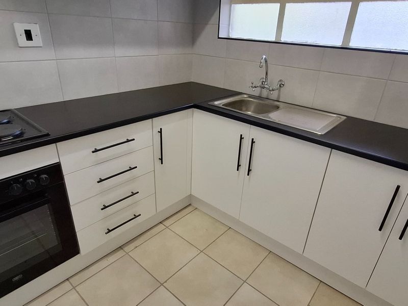 2 Bedroom Apartment in Sunnyside - Photo 3