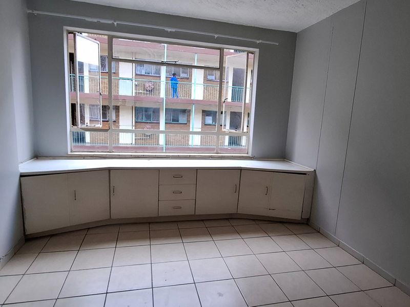 2 Bedroom Apartment in Sunnyside - Photo 5