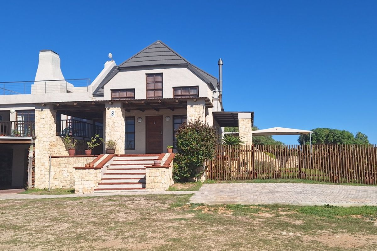 Rare Find at R4.5m – Coastal Home + 2 Income Units - Photo 2