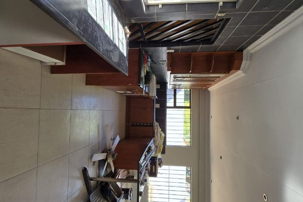 Tranquil 4 bedroom home in Garsfontein - Photo 5