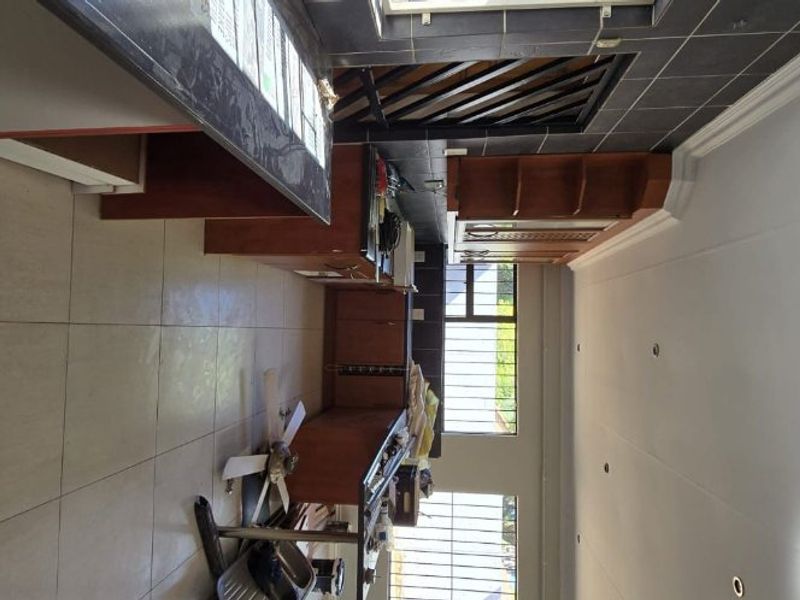 Tranquil 4 bedroom home in Garsfontein - Photo 5