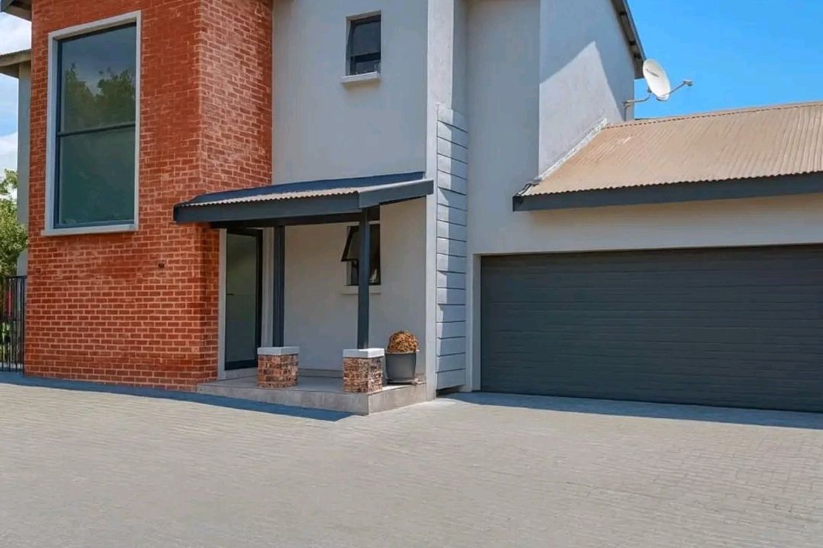 Stunning 3 bedroom Home Roodepark Eco Estate  - Photo 3