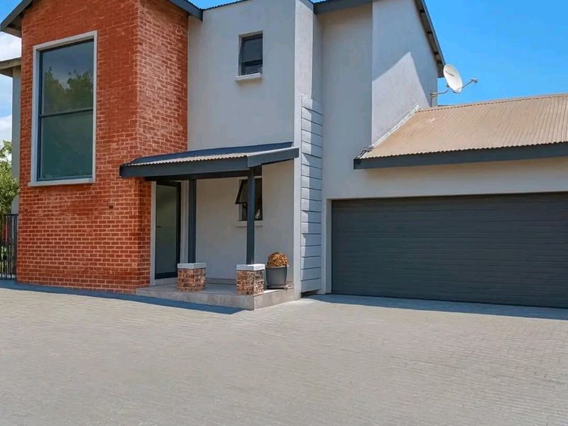 Stunning 3 bedroom Home Roodepark Eco Estate  - Photo 3
