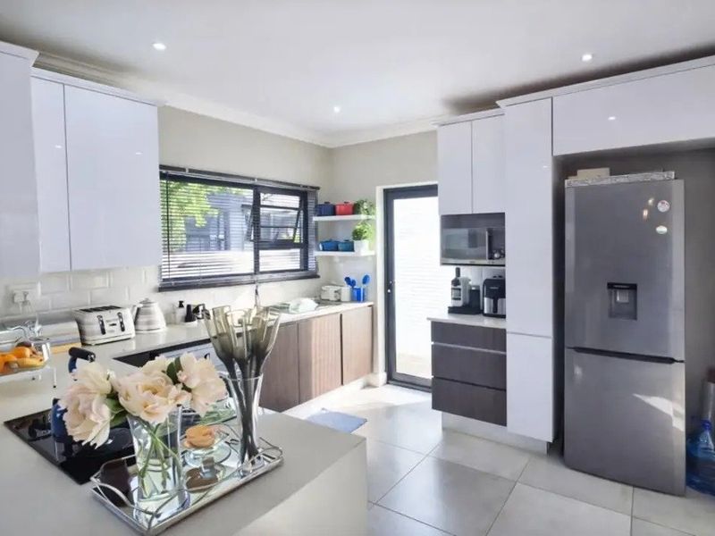 Stunning 3 bedroom Home Roodepark Eco Estate  - Photo 7