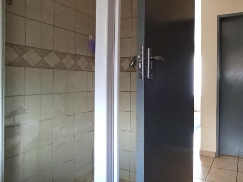 2 bedrooms flat for sale in noordwyk midrand  - Photo 3