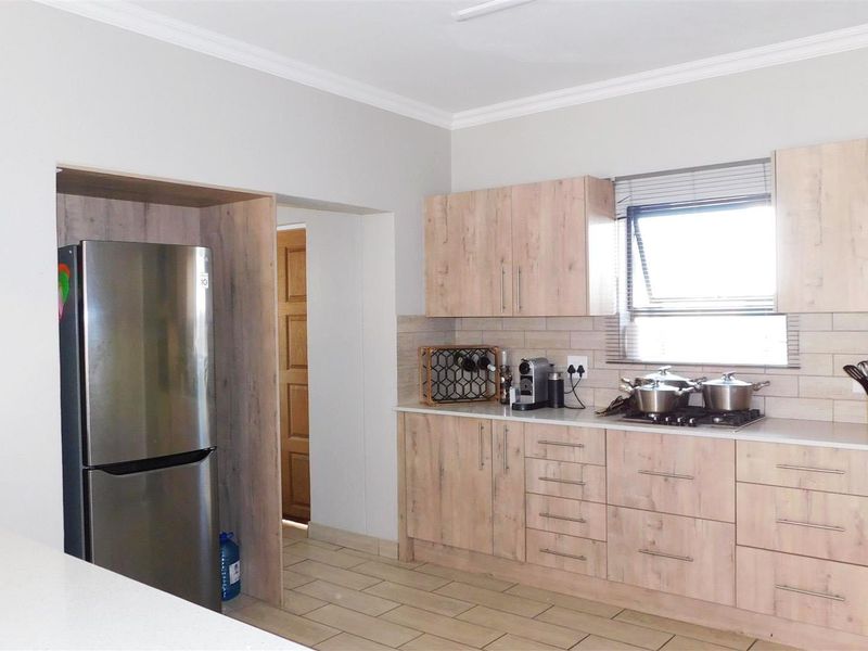 Immaculate 3-Bedroom Townhouse for sale in Zambezi Manor Lifestyle Estate - Photo 3