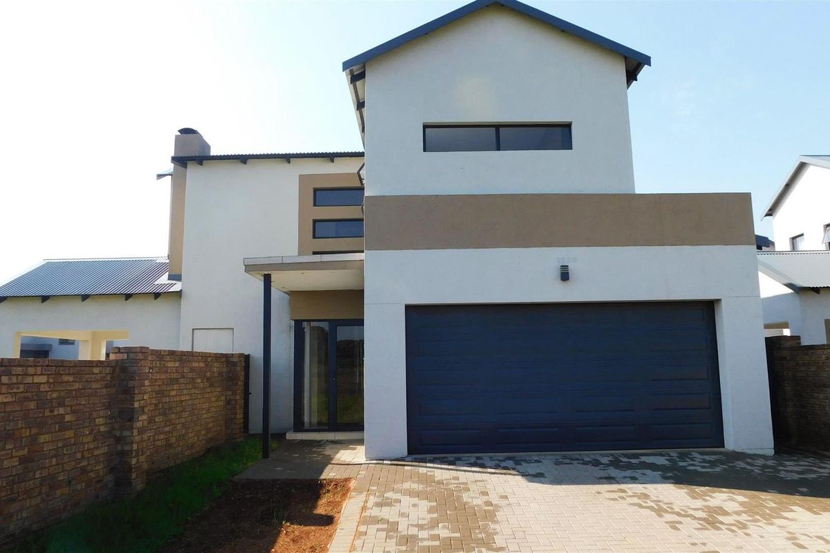 Immaculate 3-Bedroom Townhouse for sale in Zambezi Manor Lifestyle Estate - Photo 2