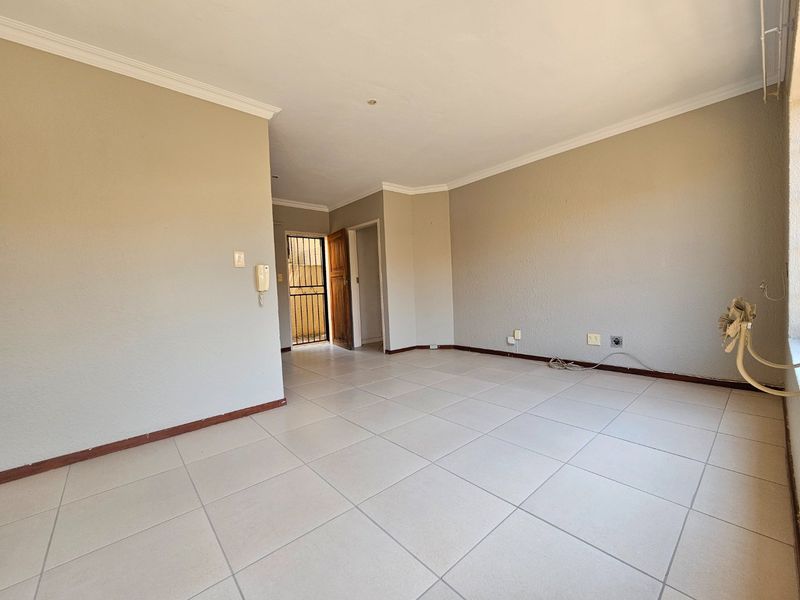 Freshly Renovated 1 Bedroom Simplex in Secure Complex - Photo 2