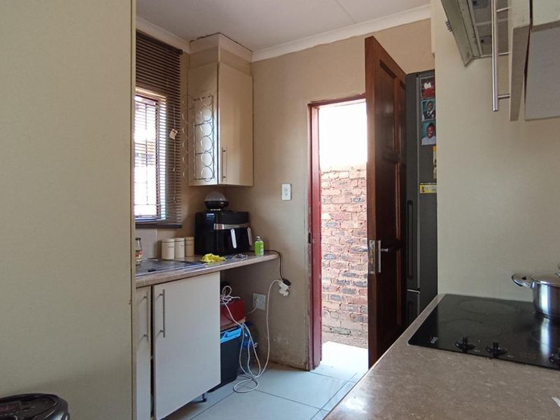 Two bedroom for sale at soshanguve - Photo 9