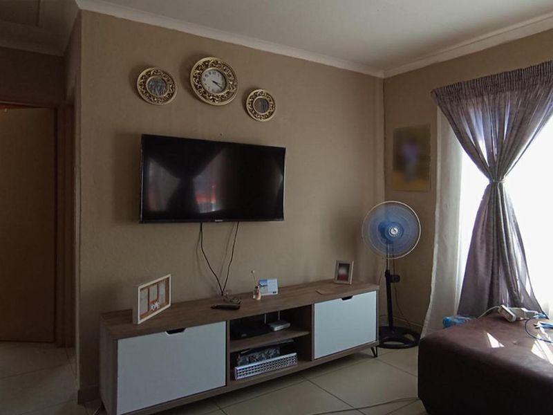 Two bedroom for sale at soshanguve - Photo 6