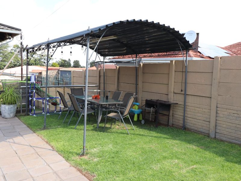 Spacious Family Home with Modern Flatlet & Exceptional Extras! - Photo 5