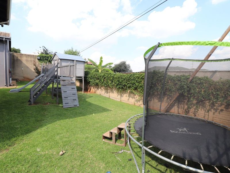 Spacious Family Home with Modern Flatlet & Exceptional Extras! - Photo 3