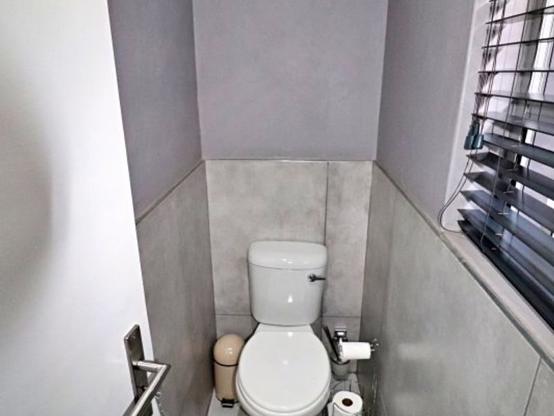 Spacious Family Home with Modern Flatlet & Exceptional Extras! - Photo 10