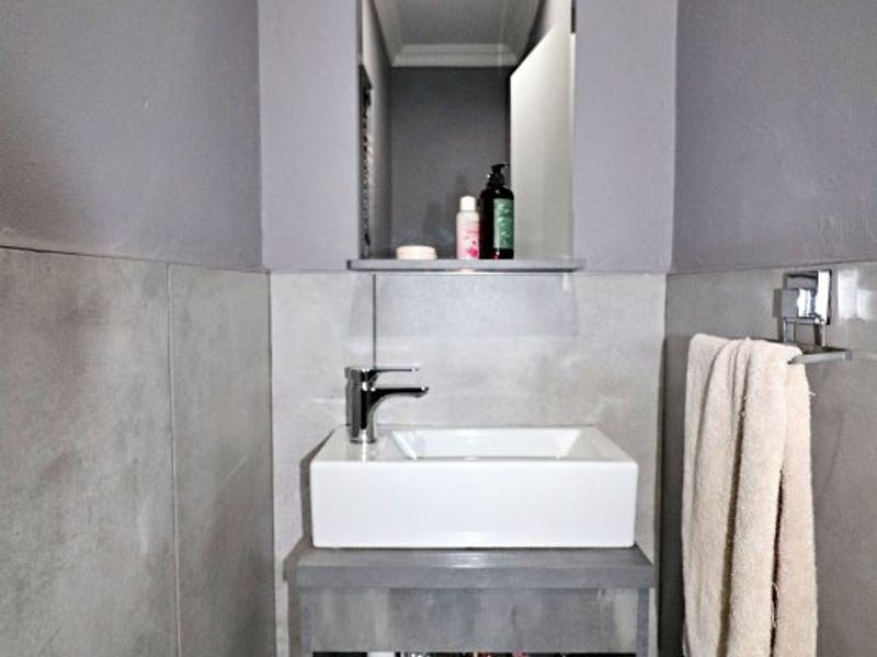 Spacious Family Home with Modern Flatlet & Exceptional Extras! - Photo 9