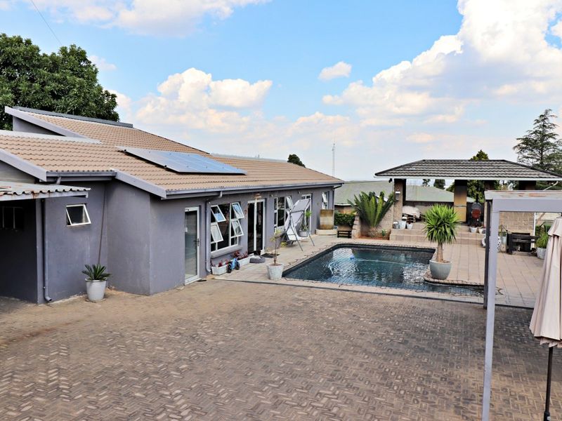 Spacious Family Home with Modern Flatlet & Exceptional Extras! - Photo 7