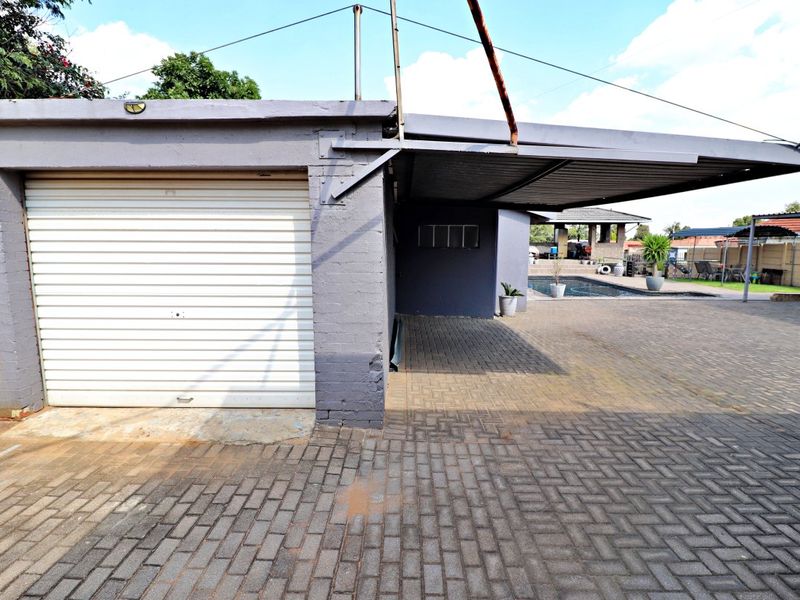 Spacious Family Home with Modern Flatlet & Exceptional Extras! - Photo 6