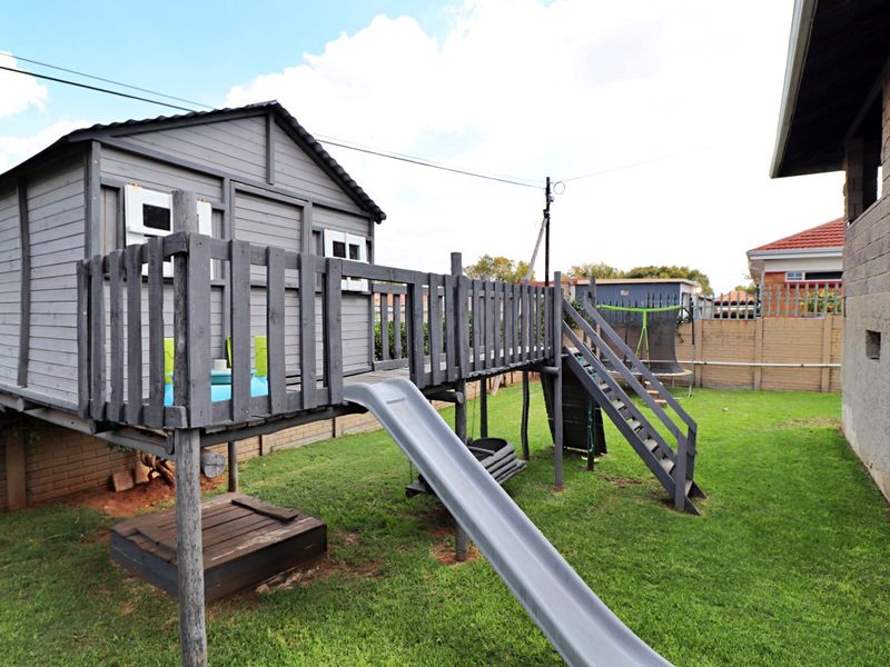 Spacious Family Home with Modern Flatlet & Exceptional Extras! - Photo 4