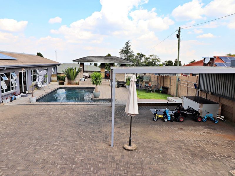 Spacious Family Home with Modern Flatlet & Exceptional Extras! - Photo 2