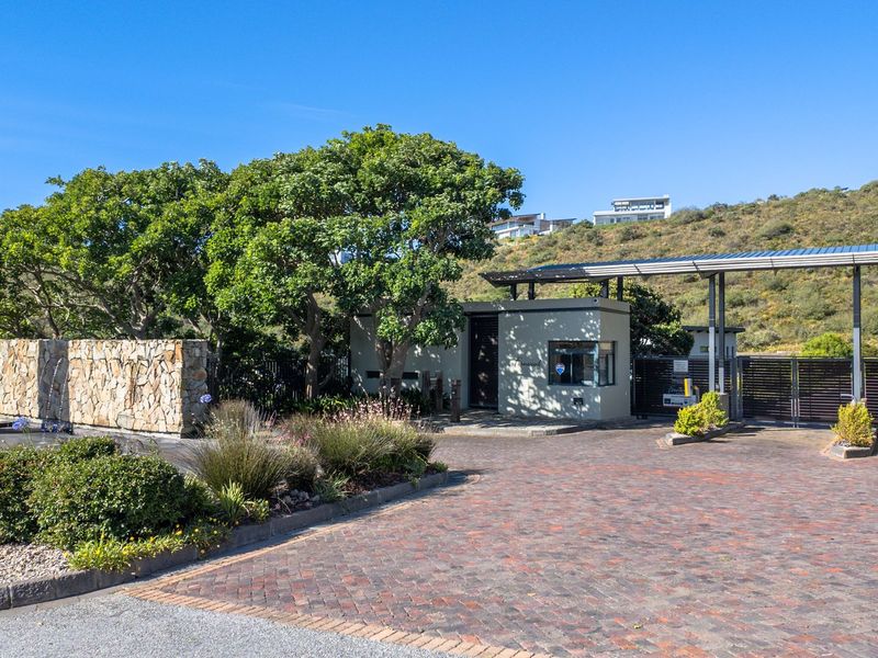 A blank canvas in one of Knysna's most prestigious addresses. - Photo 9