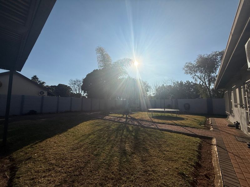 Spacious 4-Bedroom Family Home for Rent! - Photo 2