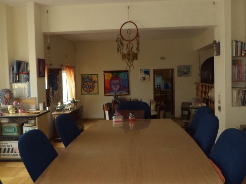 Spacious 8-Bedroom Family Home in Secure Boomed Area – Ideal for Extended or Dual Living - Photo 3